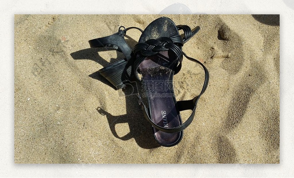 沙滩上的凉鞋