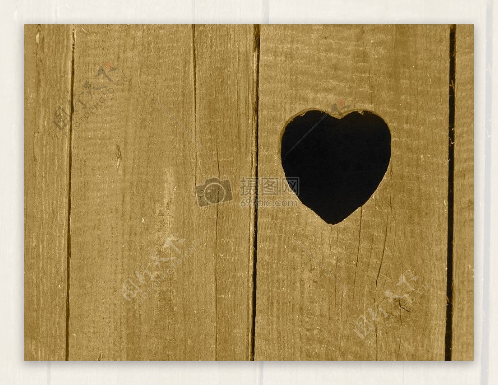 木板上的心形图案