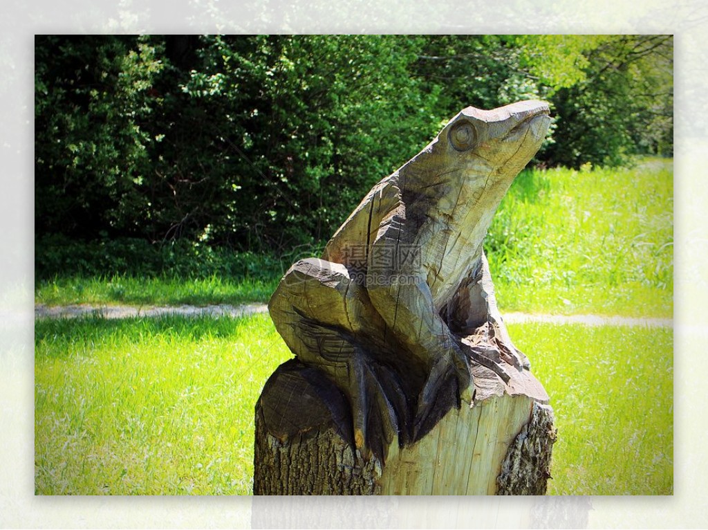 木桩上的青蛙雕塑