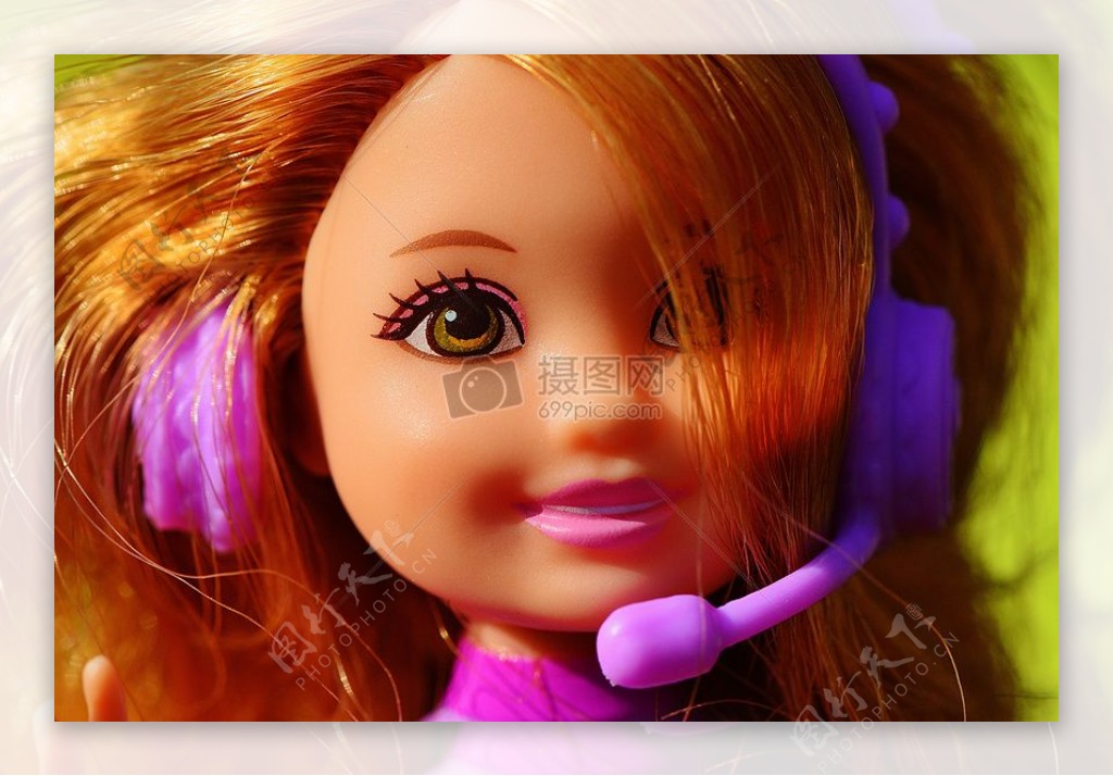 带紫色耳机的玩具娃娃
