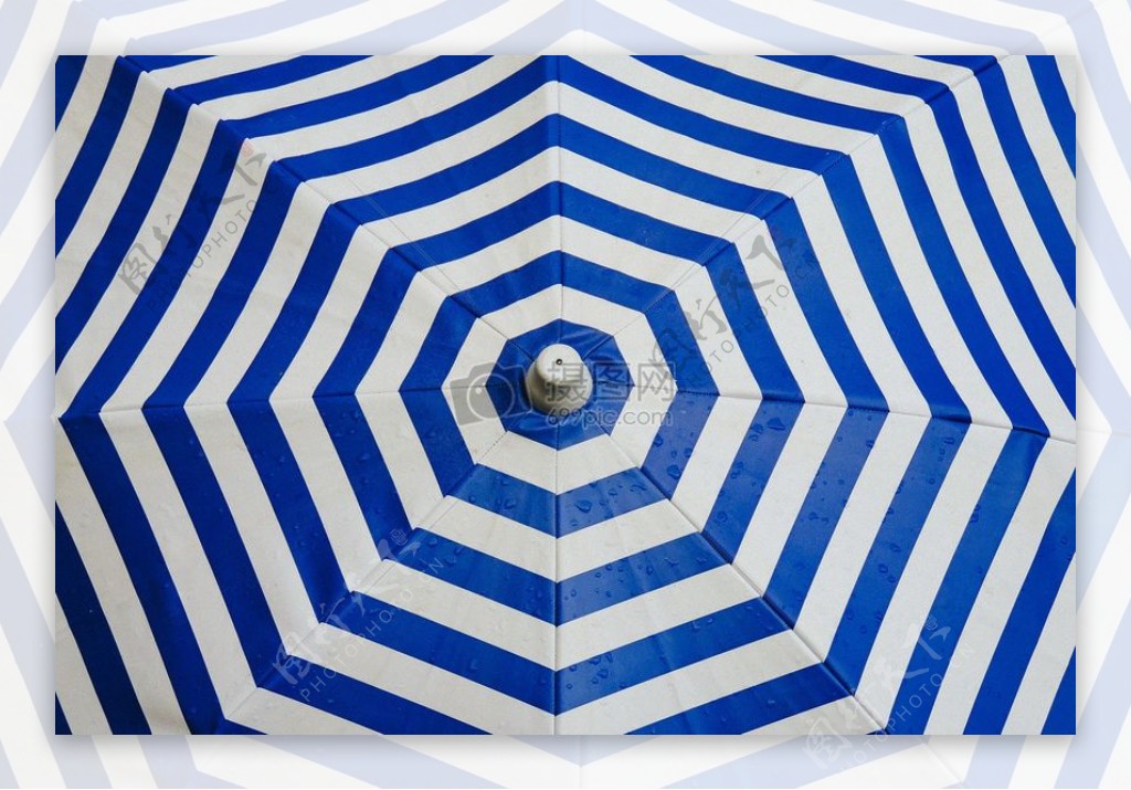 蓝白相间的伞