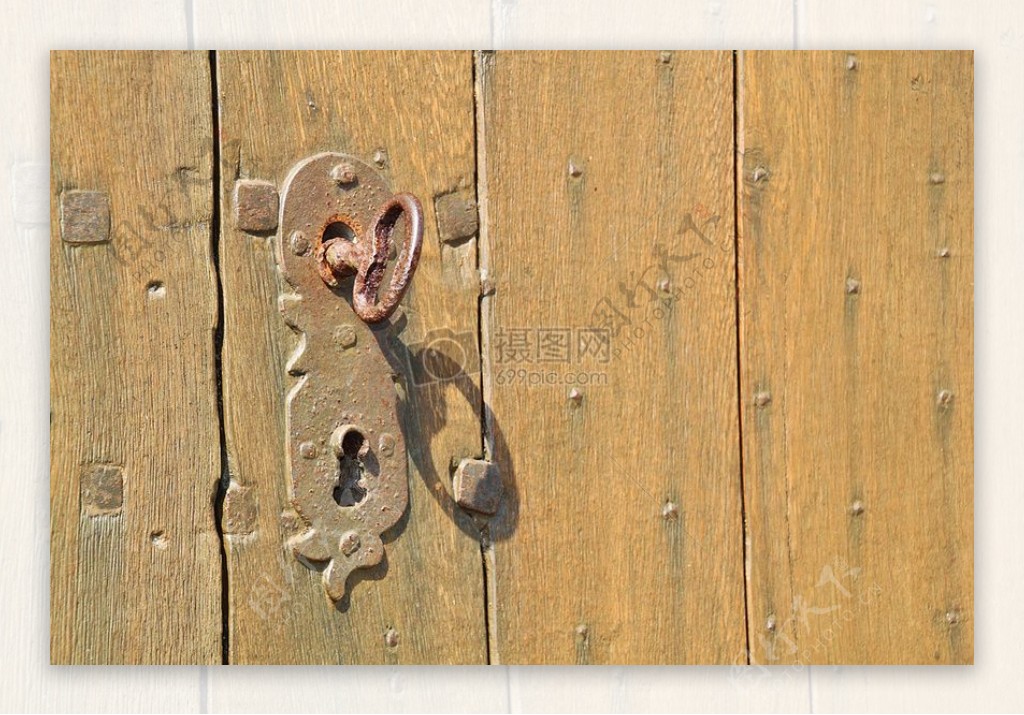 木板上生锈的门锁