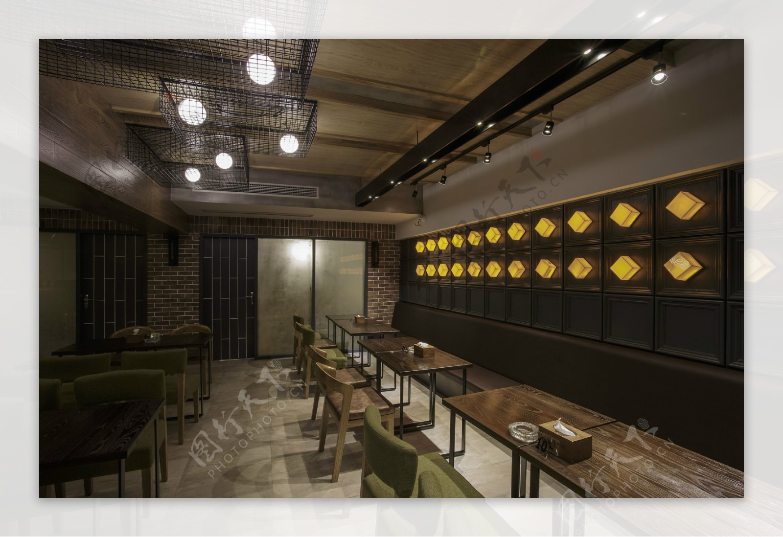 现代文艺气息餐厅木质餐桌工装装修效果图