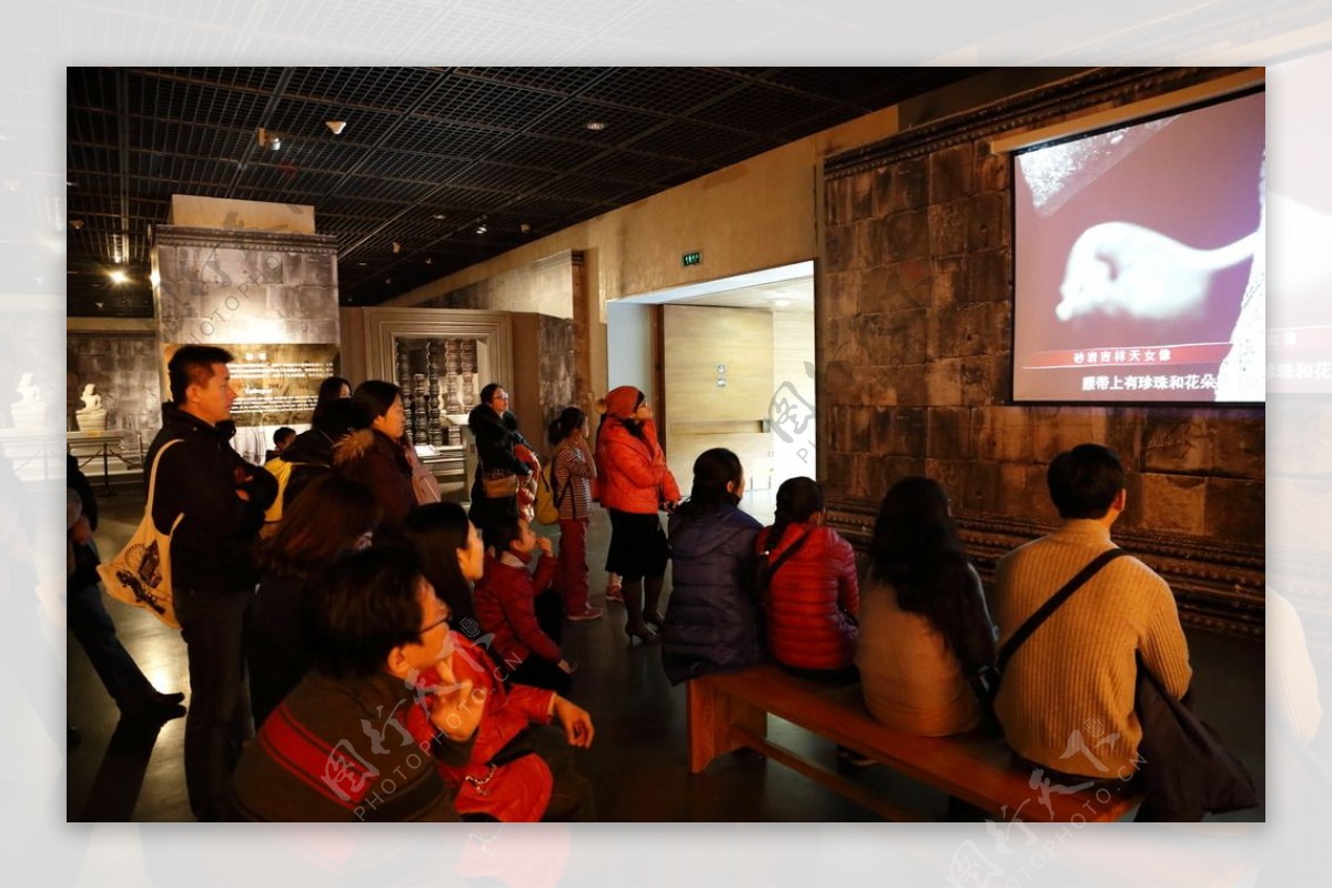 柬埔寨艺术展看讲座的观众