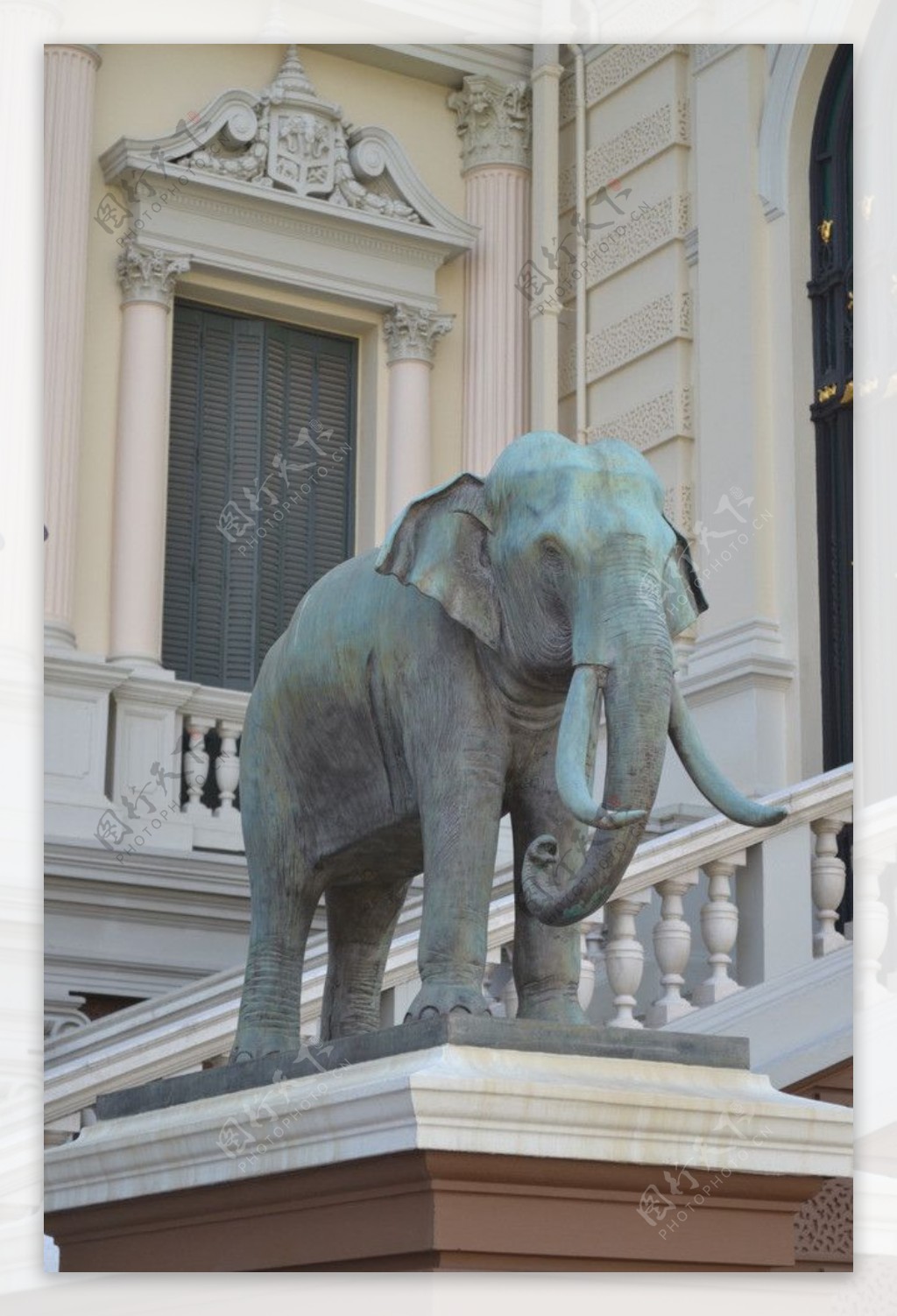 泰国大皇宫内雕塑大象