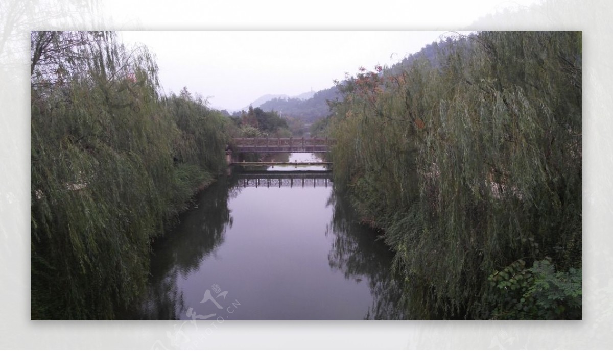 毛泽东故居前的河桥