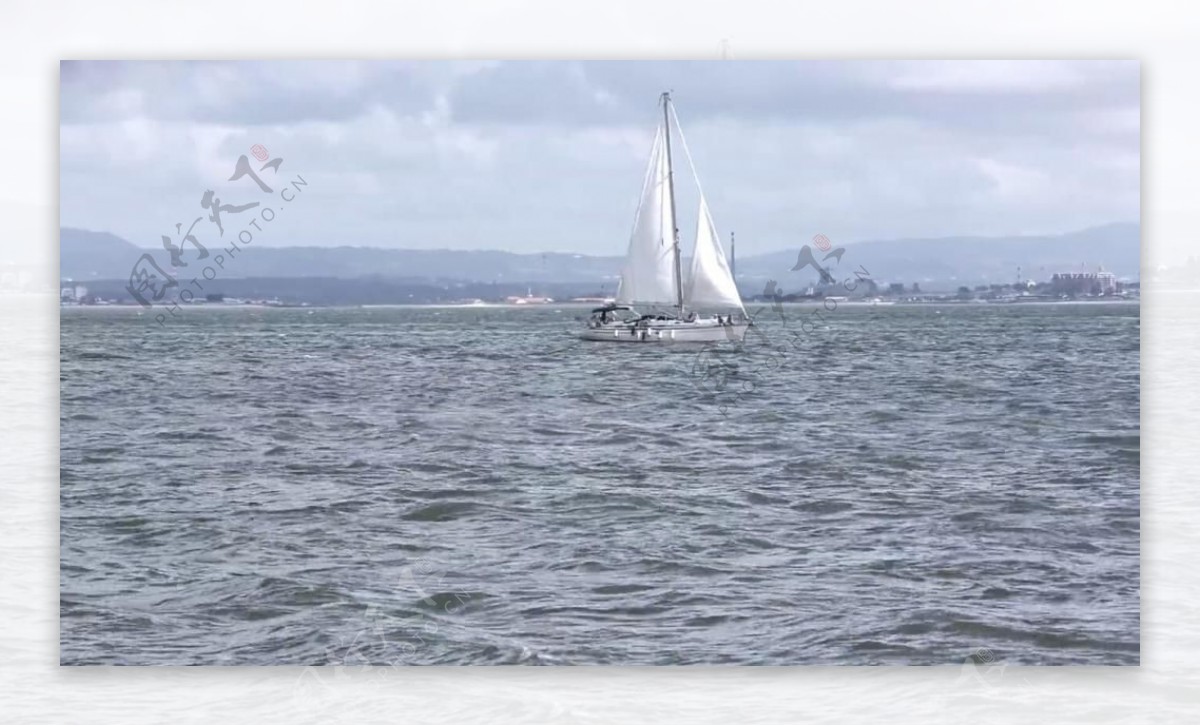 实拍海面上行驶的船只视频素材