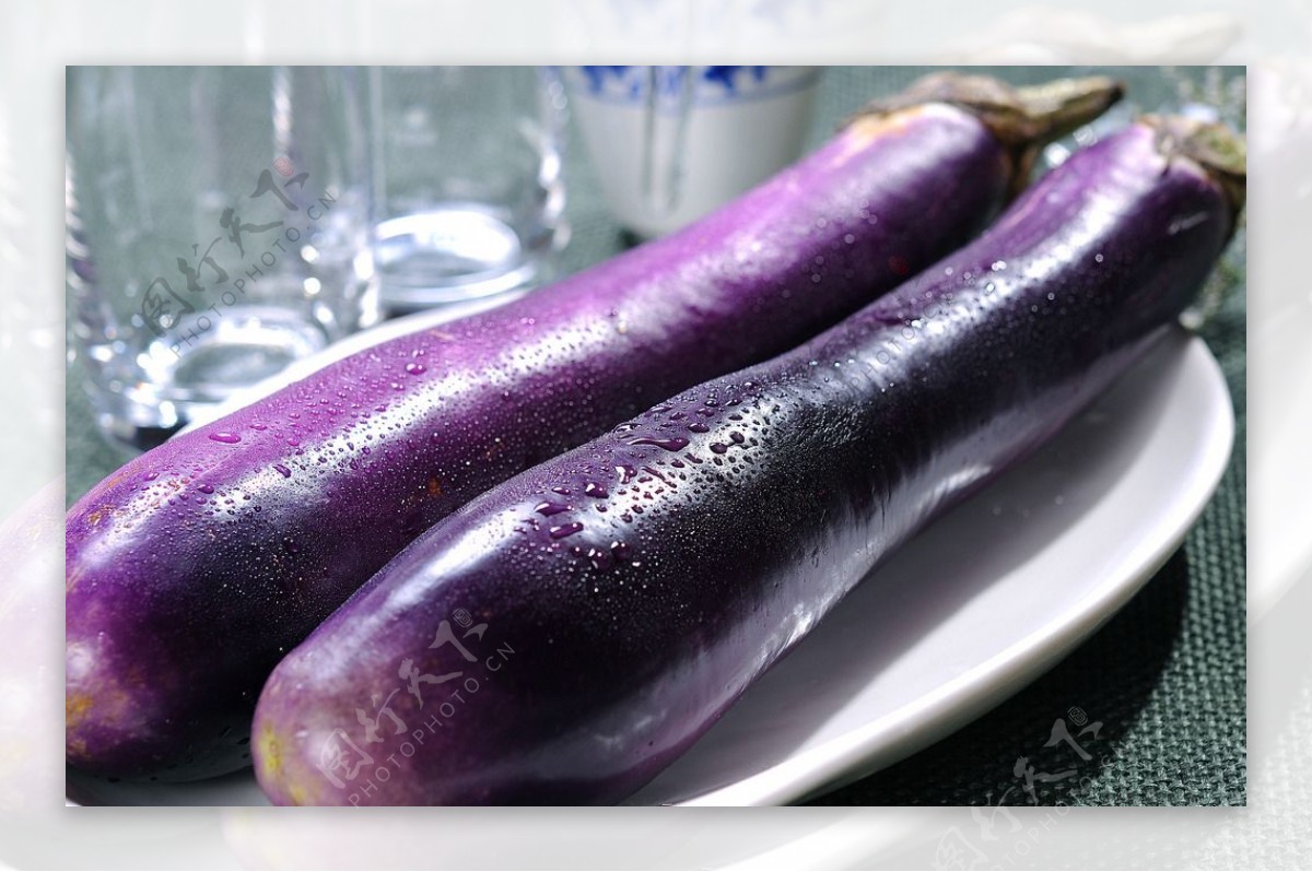 静物新鲜蔬菜茄子紫色茄子圆茄子摄影图配图高清摄影大图-千库网