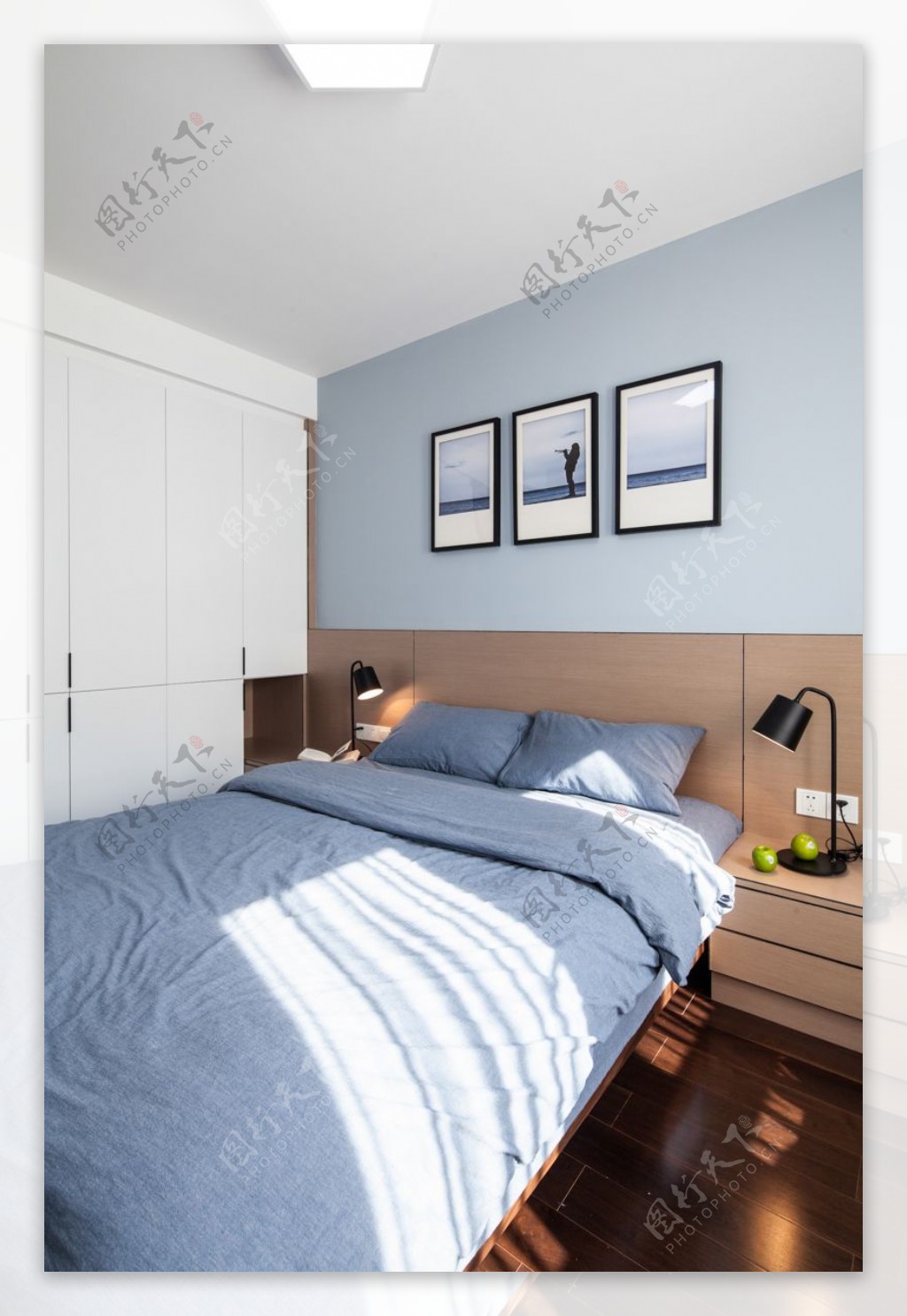 蓝色床装饰画卧室效果图