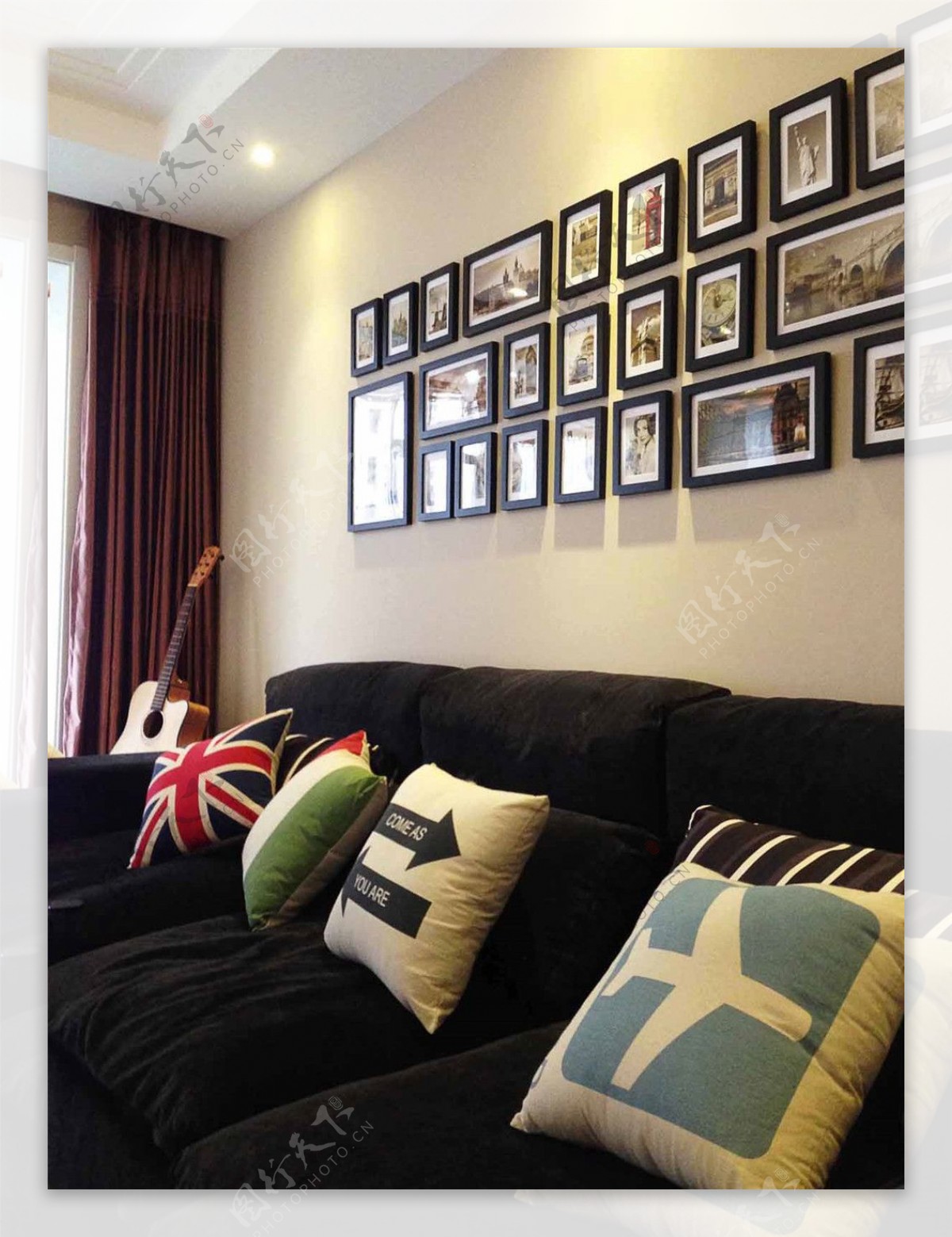 现代简约沙发照片墙窗帘装修效果图