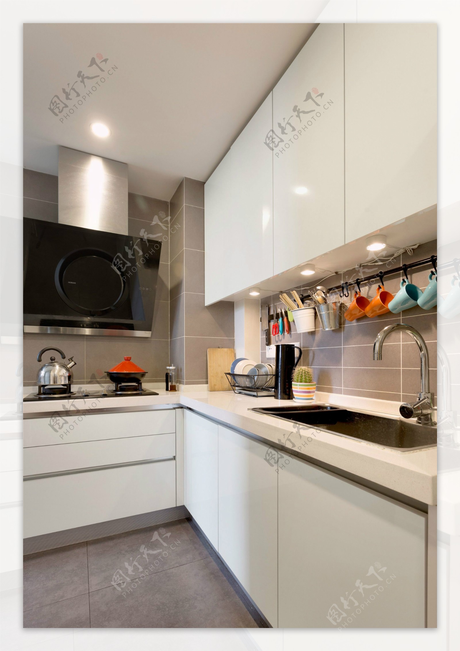 小户型现代时尚创意厨房白色吊柜装修效果图