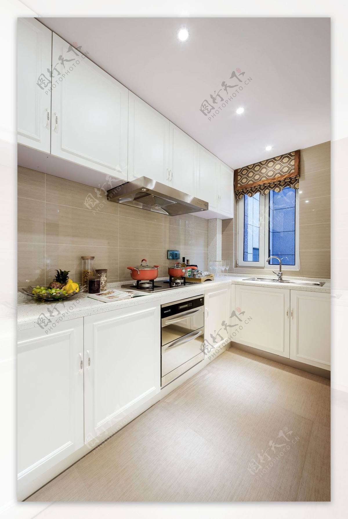 现代简约风室内设计厨房白色柜子效果图