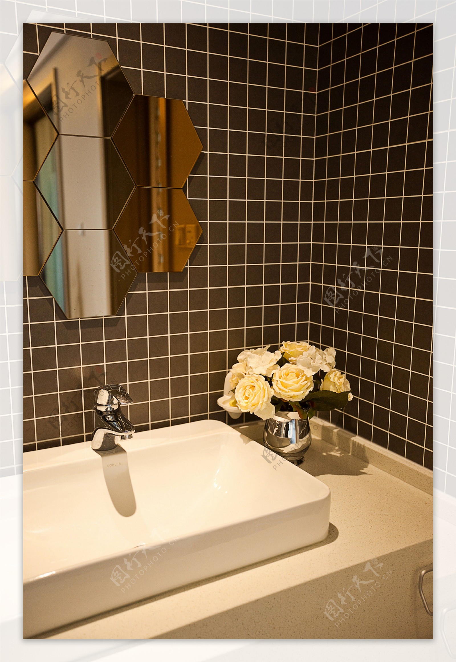 简约风室内设计浴室六边形镜子效果图