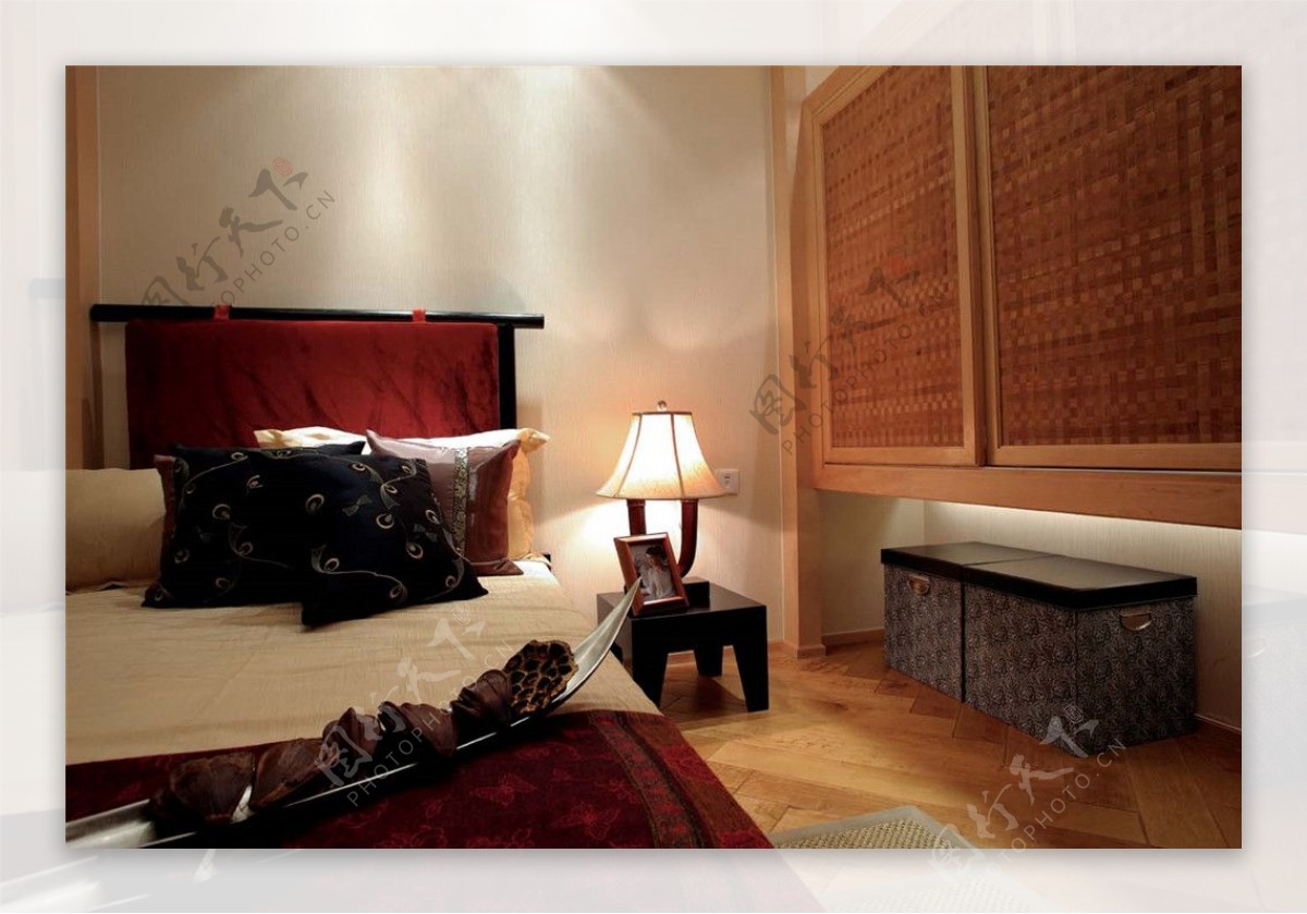 现代时尚卧室酒红色床头室内装修效果图