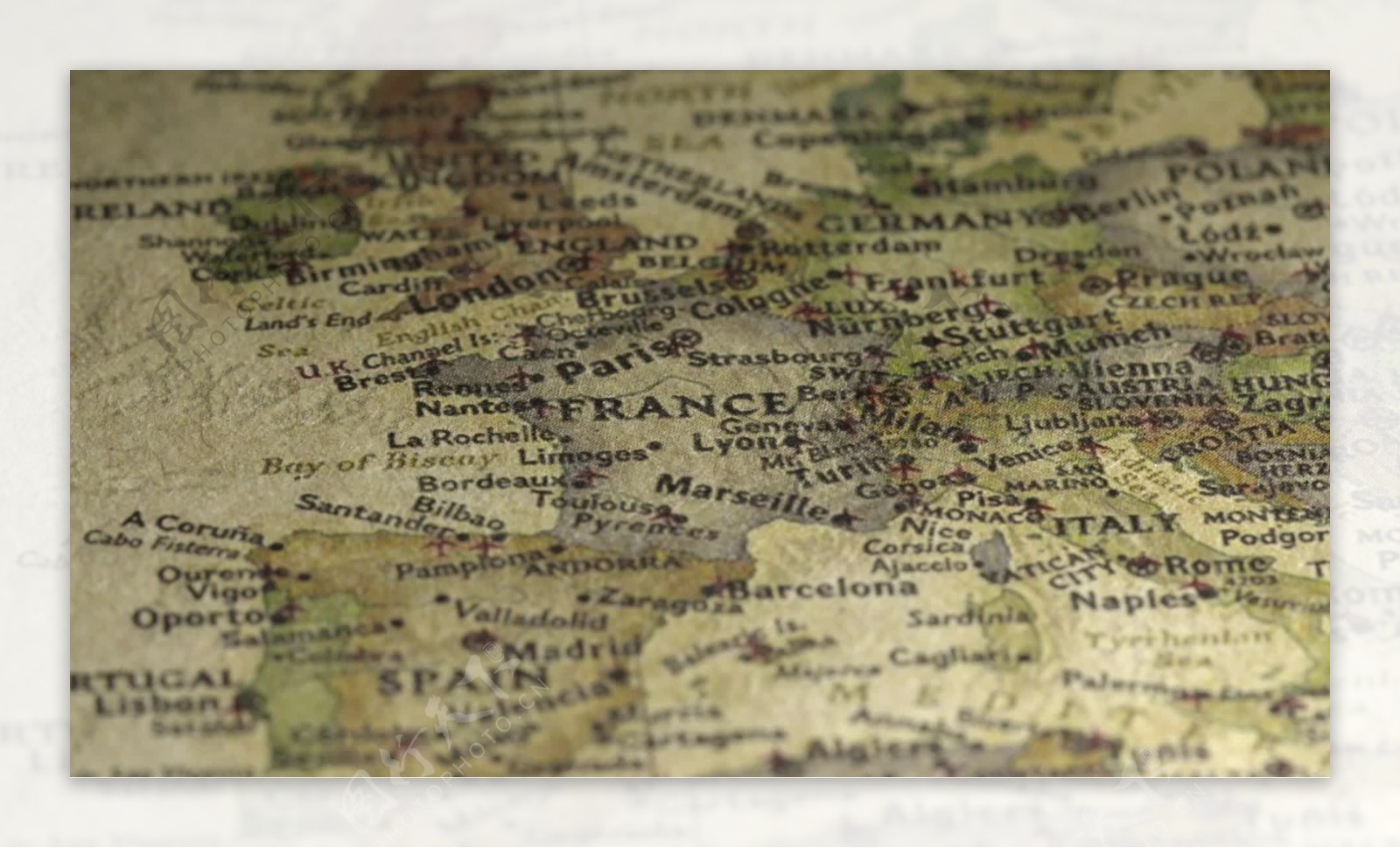 在老式地图上浏览法国