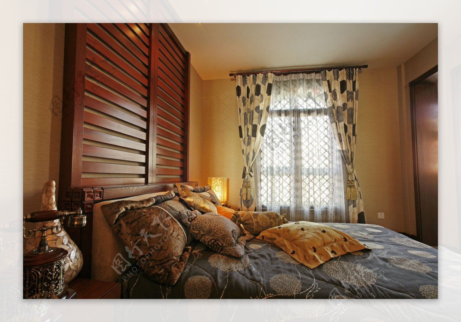 中国风卧室花色窗帘装修效果图