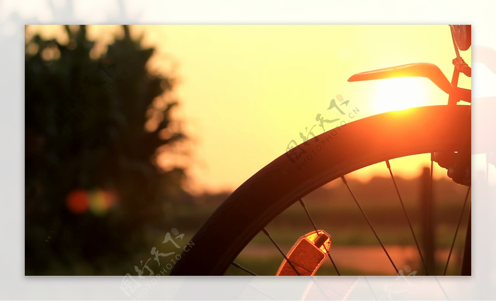 自行车的夕阳剪影