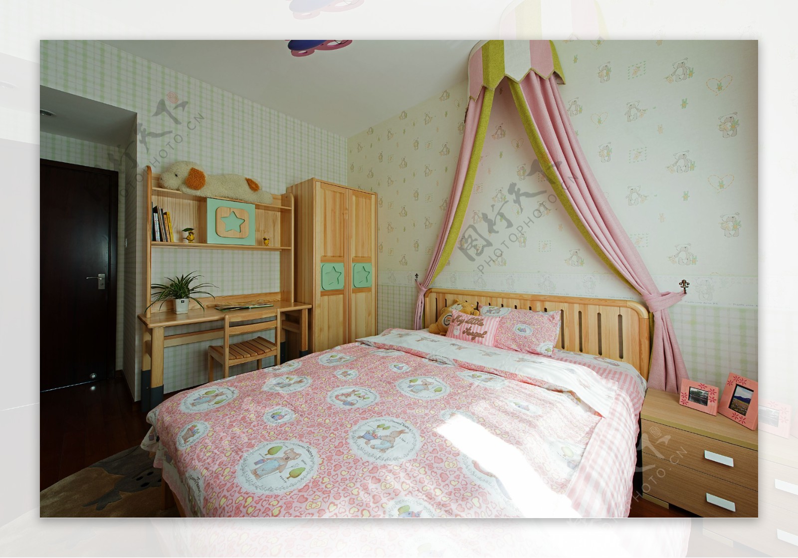 现代清新卧室童真粉色窗帘室内装修效果图