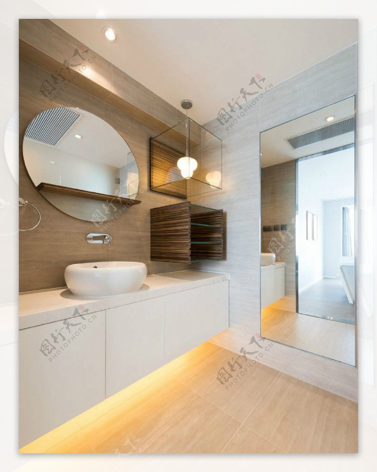 现代时尚浴室圆形镜子室内装修效果图