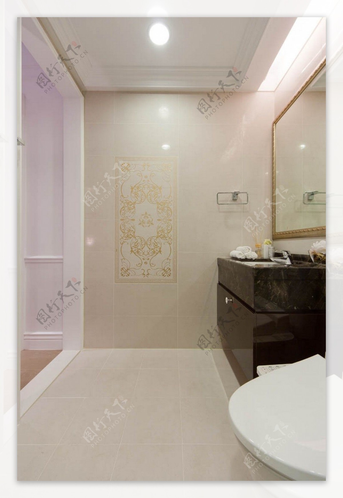 现代时尚浴室深色亮面洗手台室内装修效果图