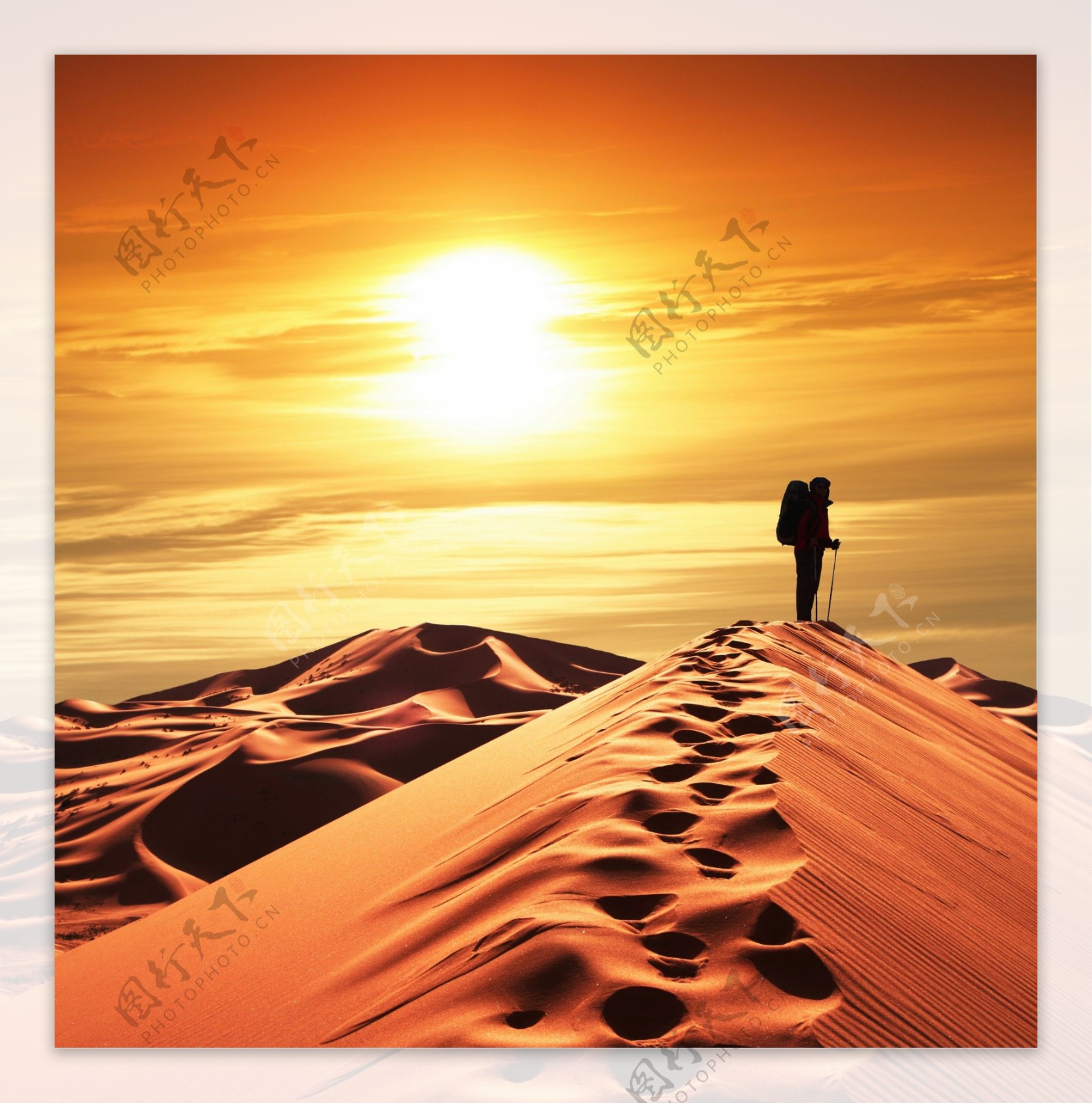 在沙漠上行走的人 · 免费素材图片