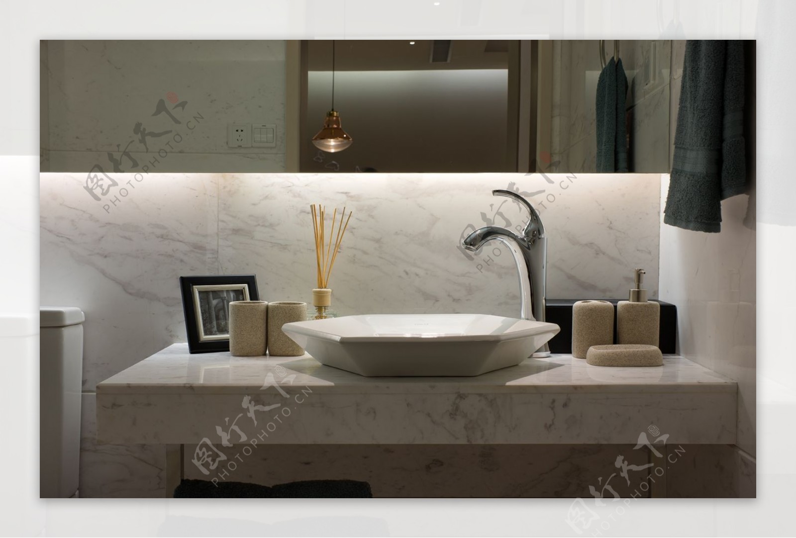 现代简约卫生间雪白瓷砖洗手台室内装修图