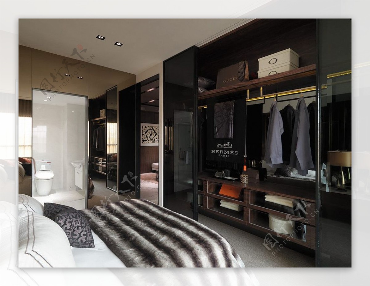现代时尚开放式衣柜卧室室内装修效果图
