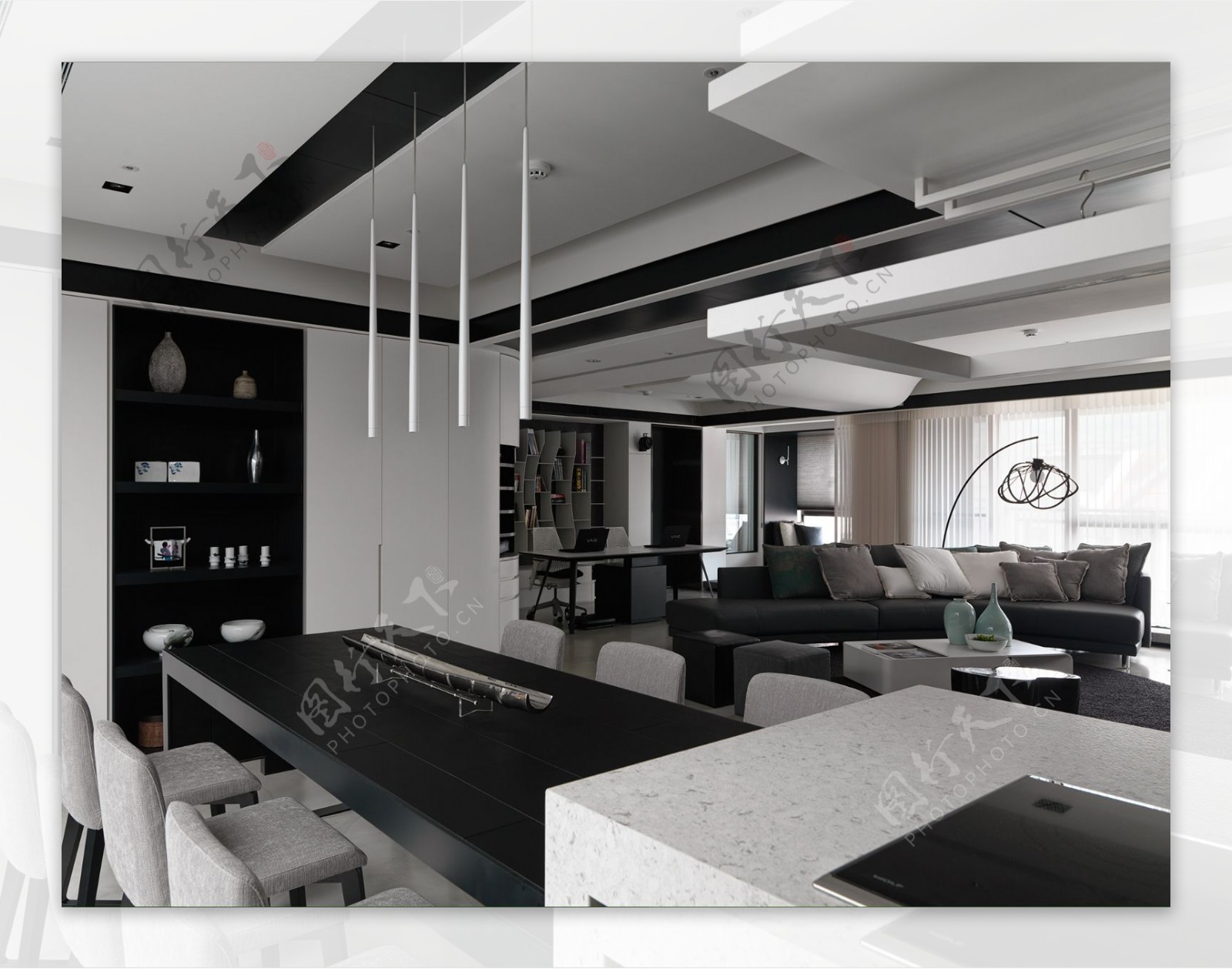 现代时尚客厅银色长条吊灯室内装修效果图