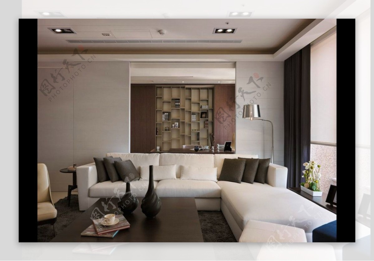 现代简约客厅深色木制茶几室内装修效果图