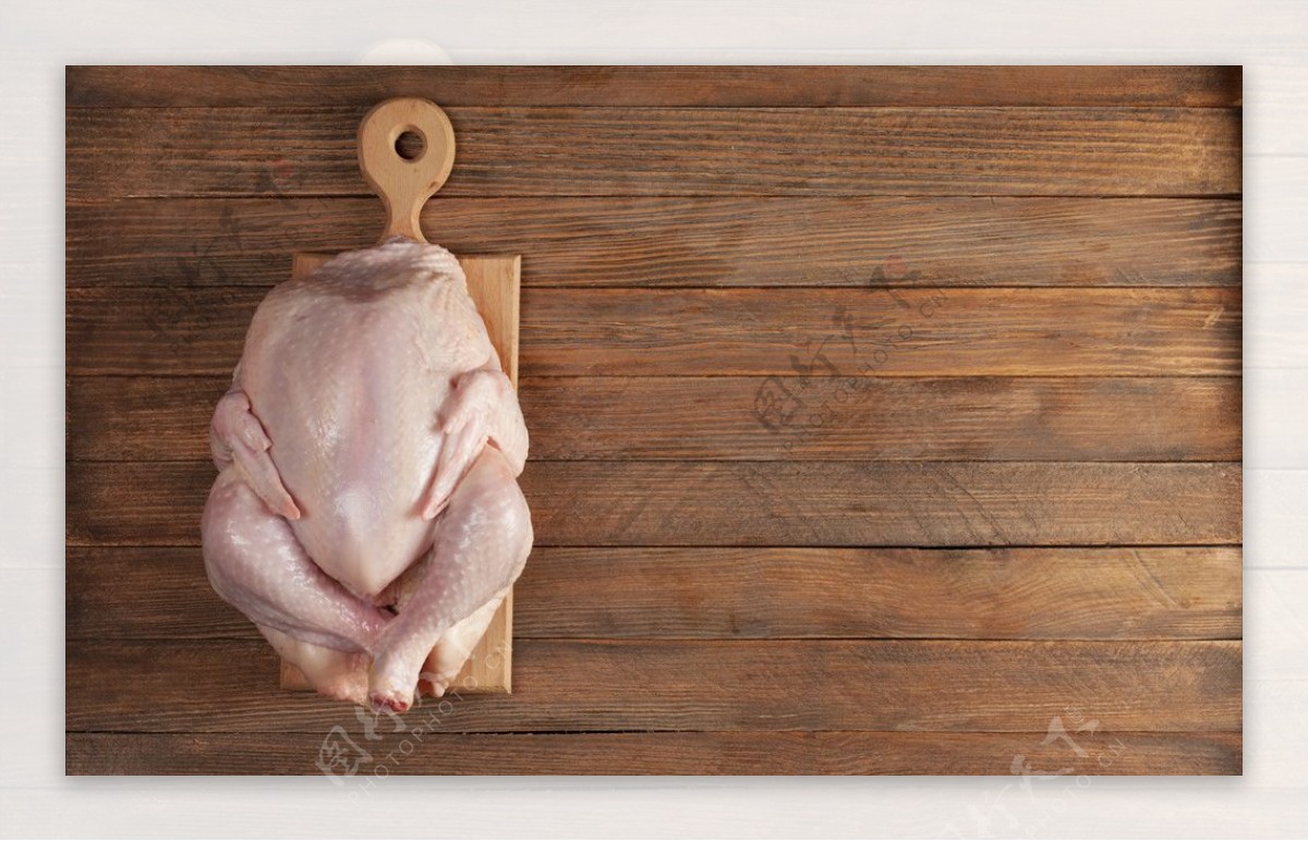 木板上新鲜待烹饪的鸡肉