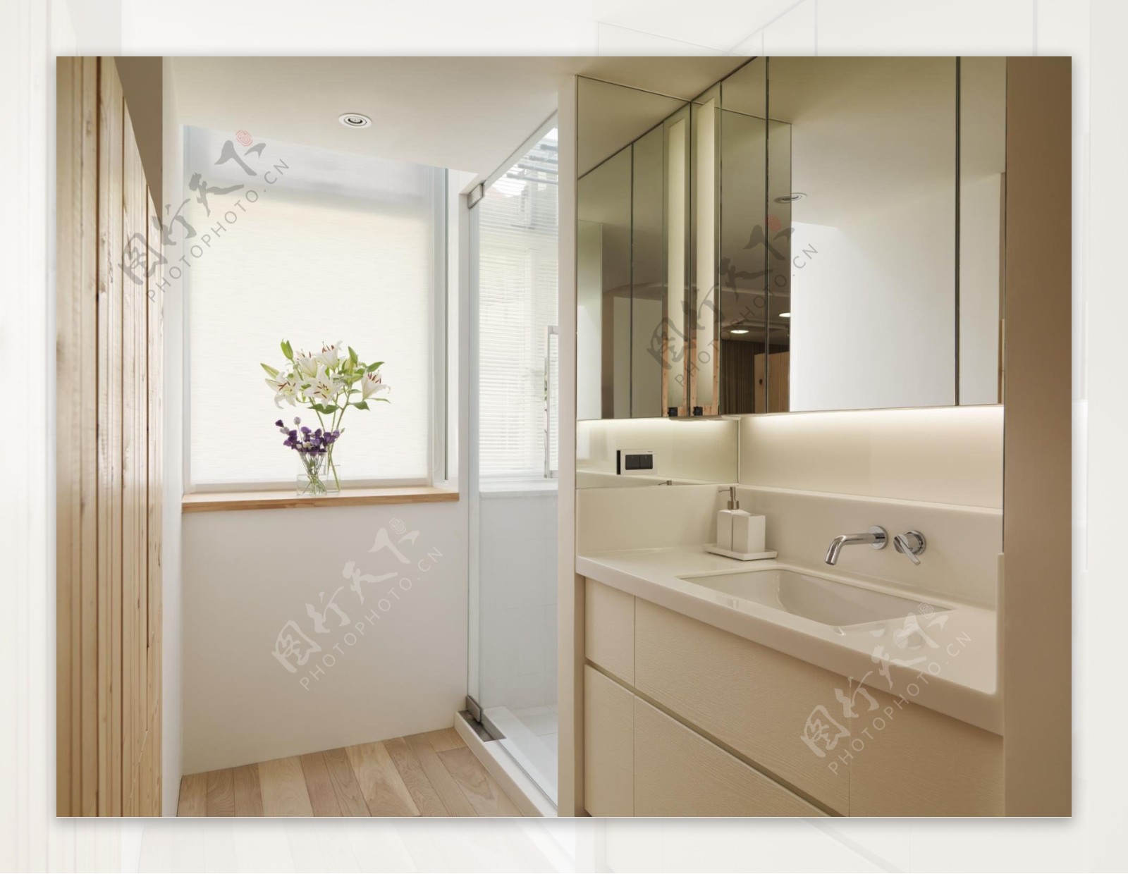 日式清新卫生间浅色洗手台室内装修效果图