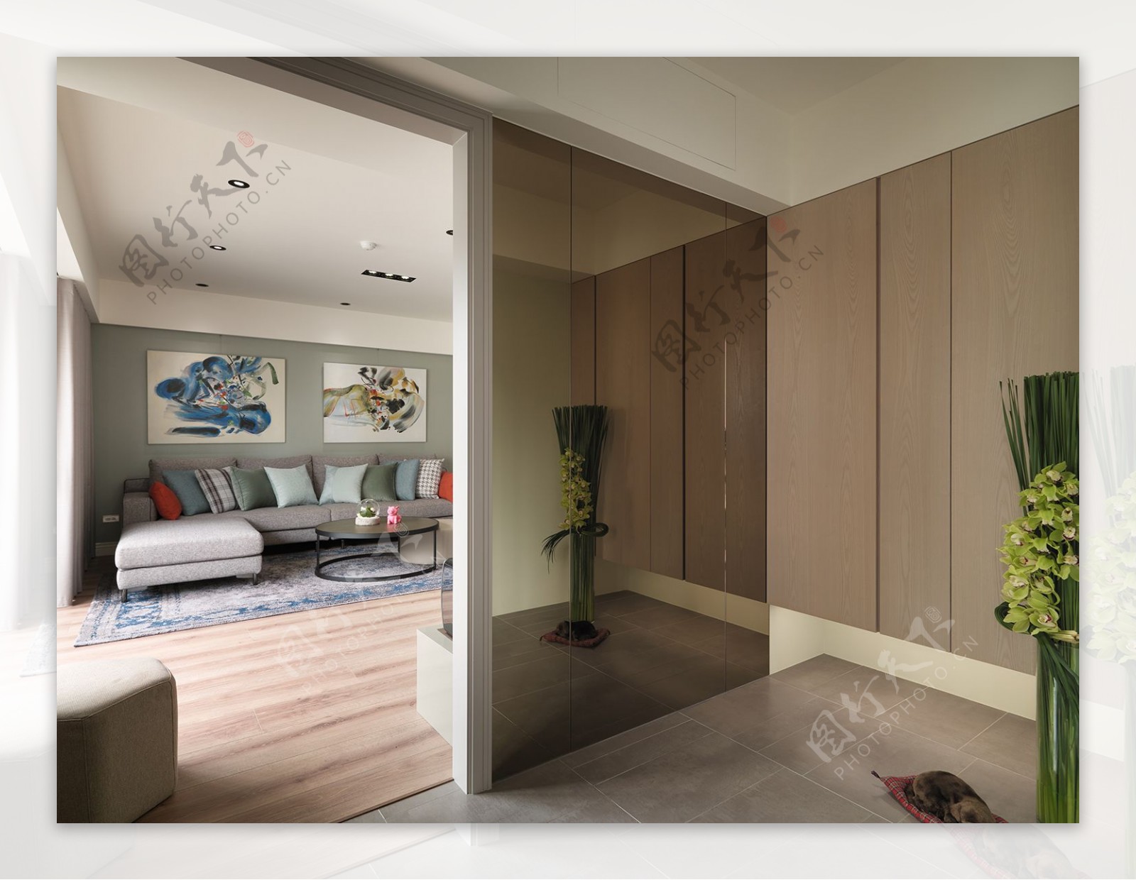 现代简约客厅茶色玻璃隔断室内装修效果图