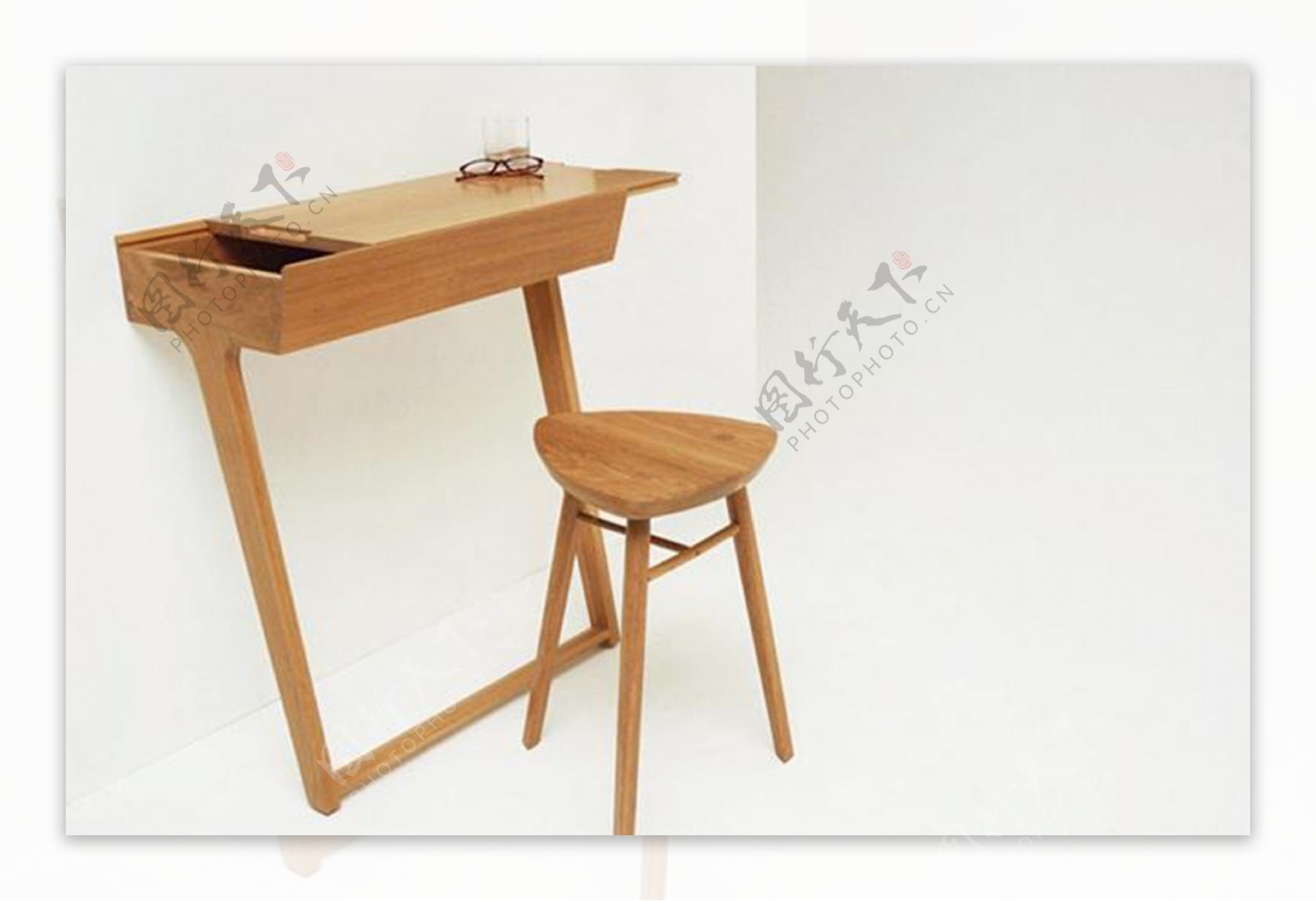 专为小户型设计的极简桌椅