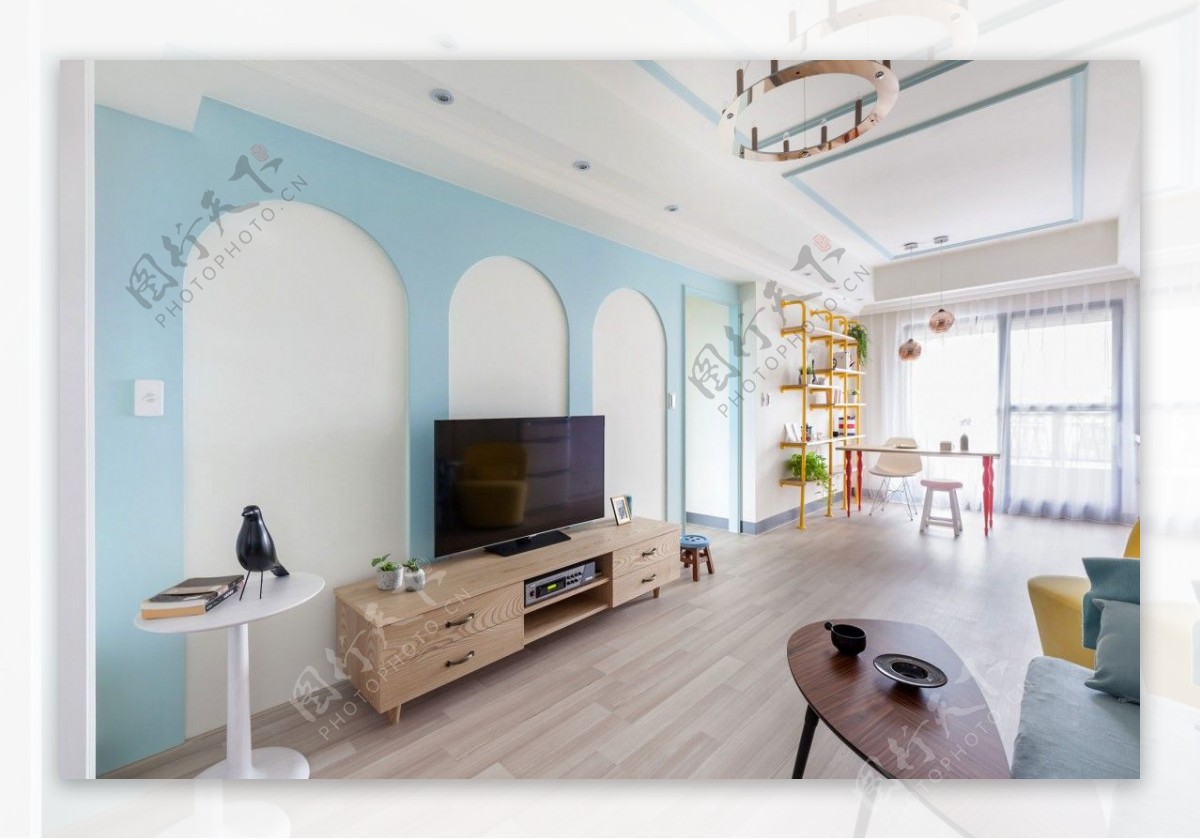 简约清新客厅蓝色拱门电视背景装修效果图