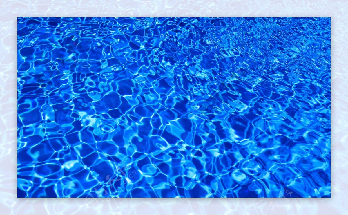 蓝蓝的池水