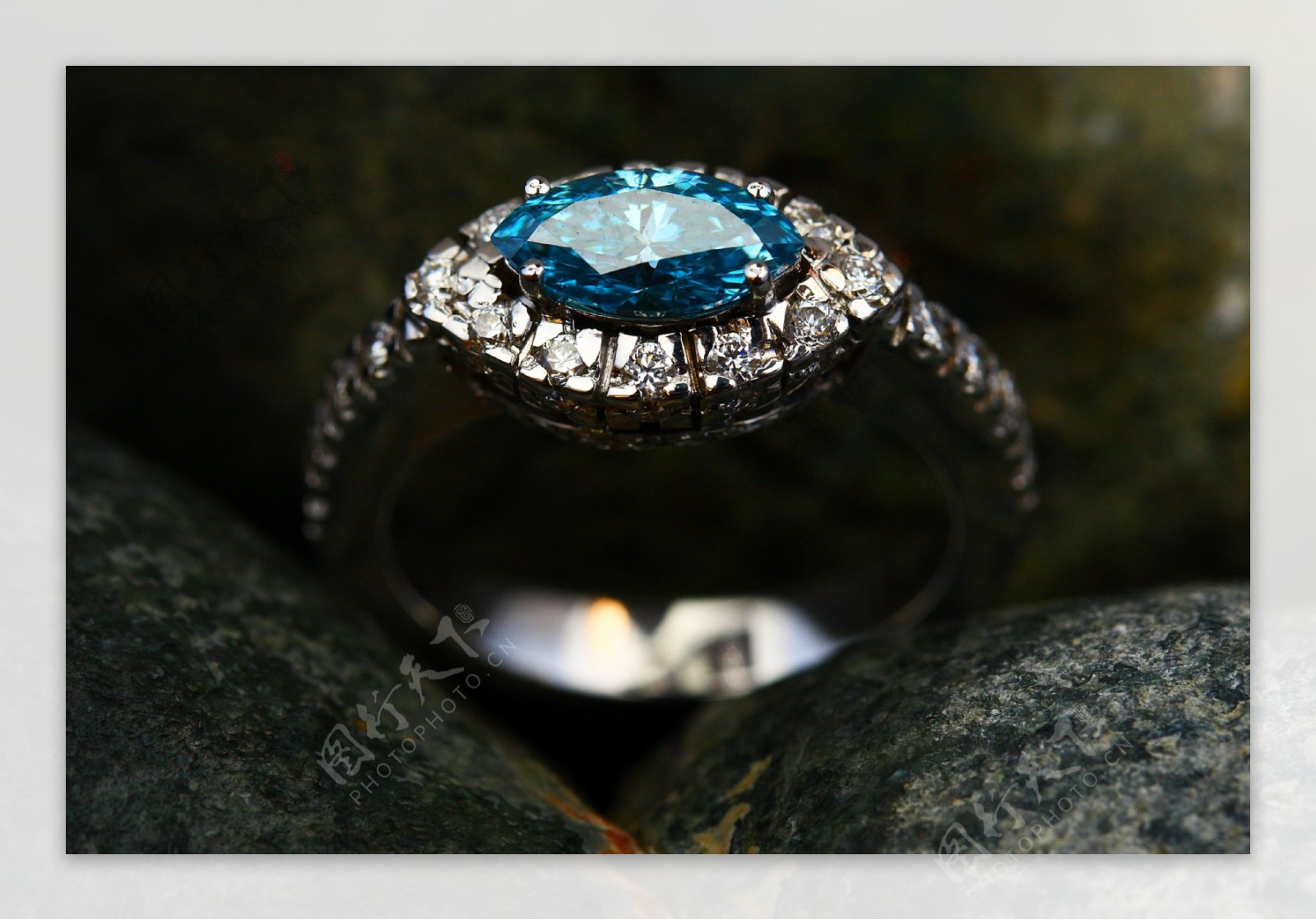 璀璨的蓝宝石戒指