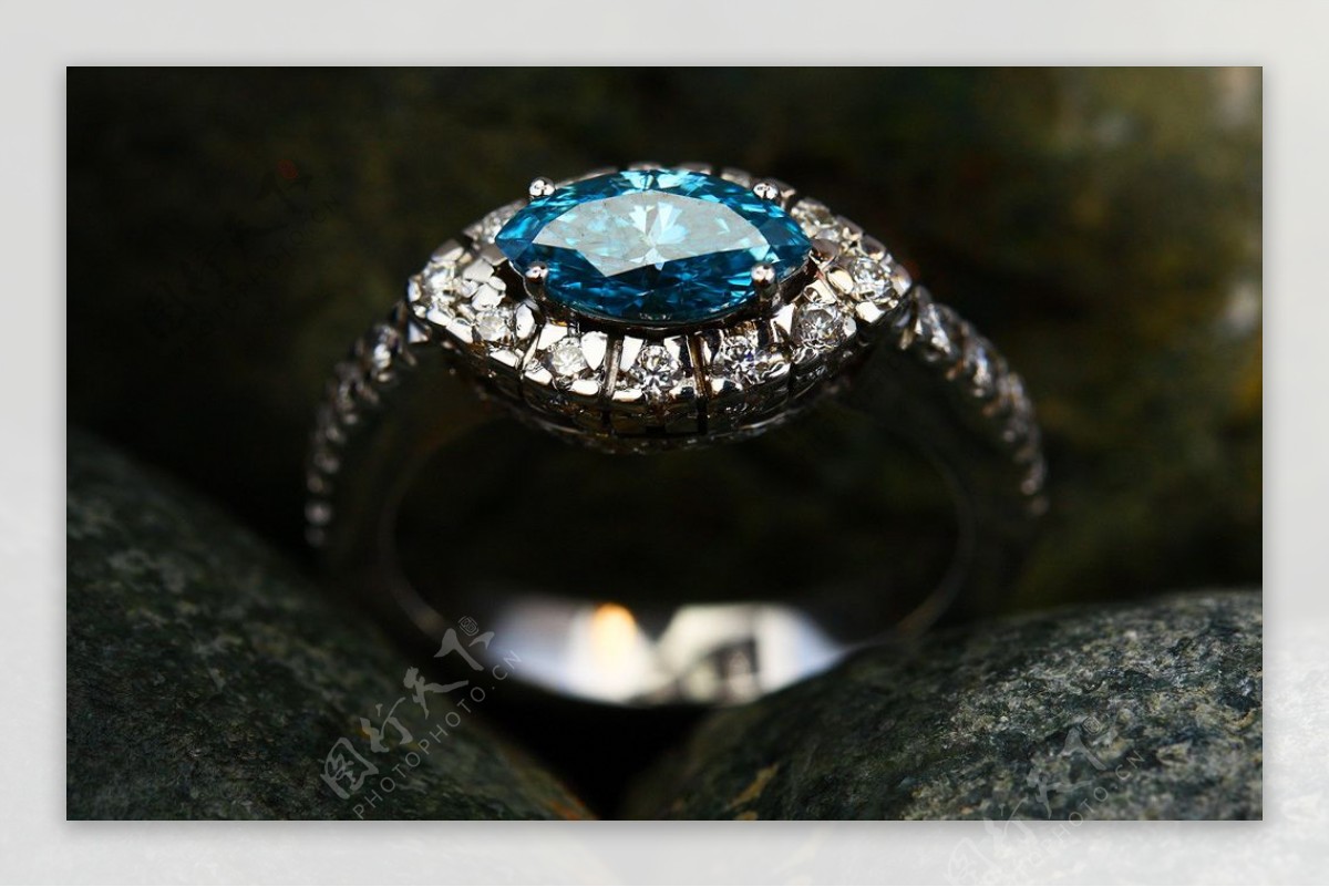 璀璨的蓝宝石戒指