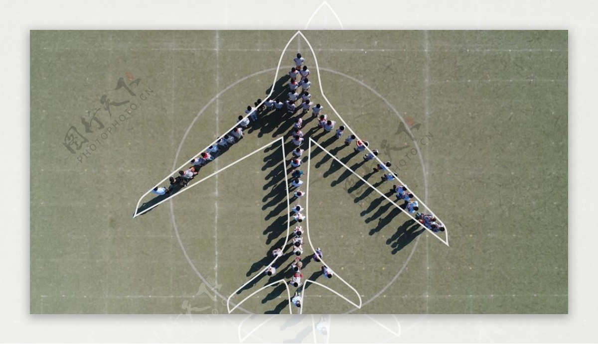 航拍学生飞机形状