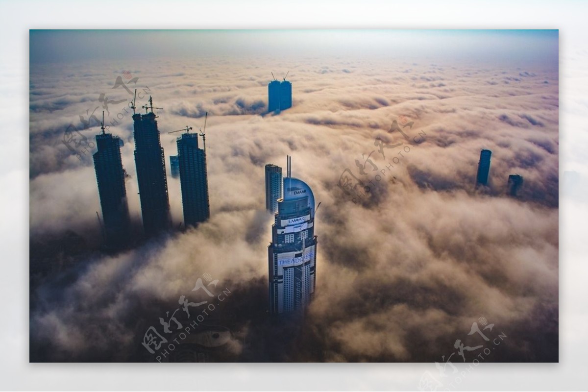 耸入云雾的高楼大厦
