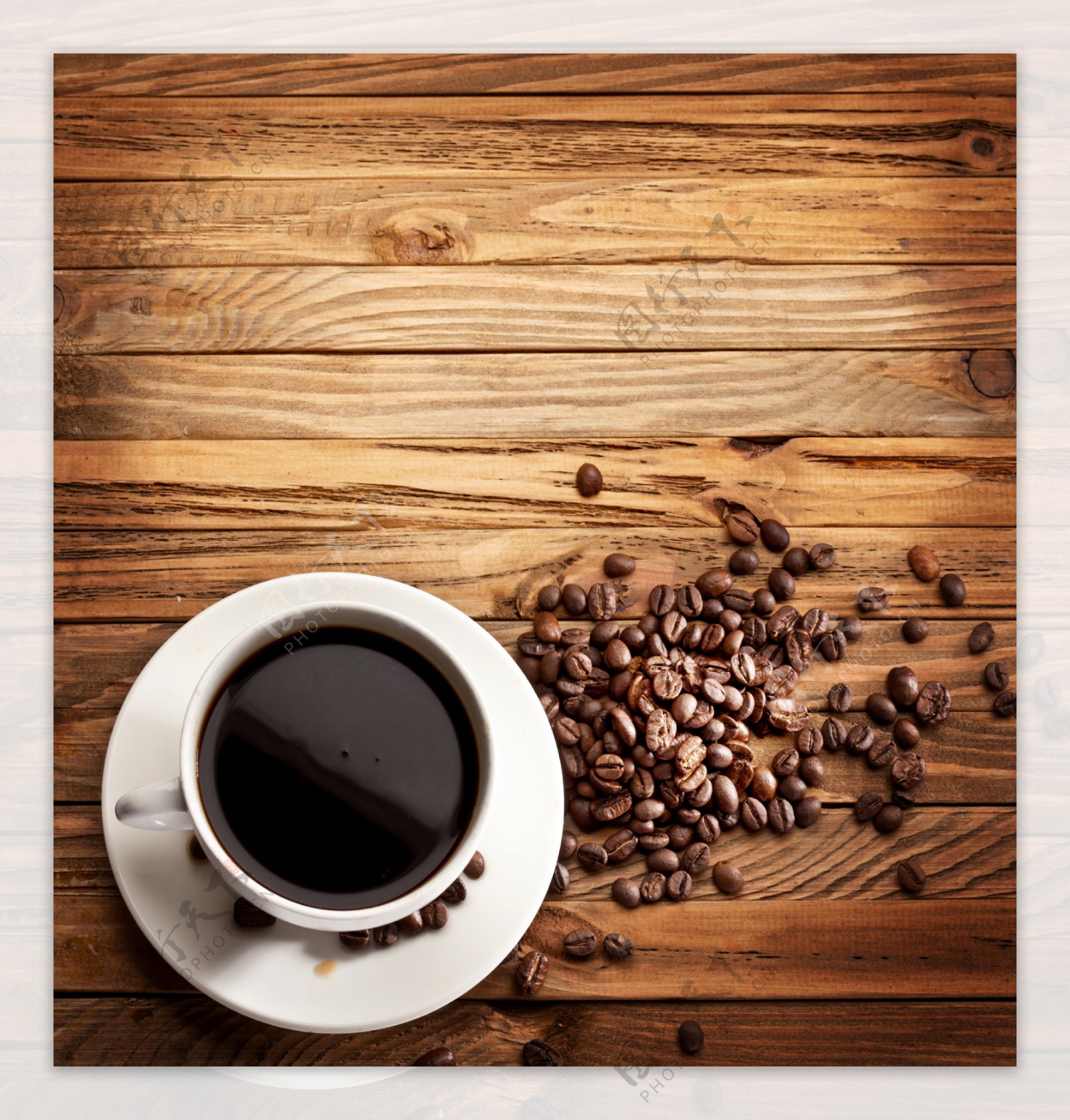 木板上的咖啡和咖啡豆