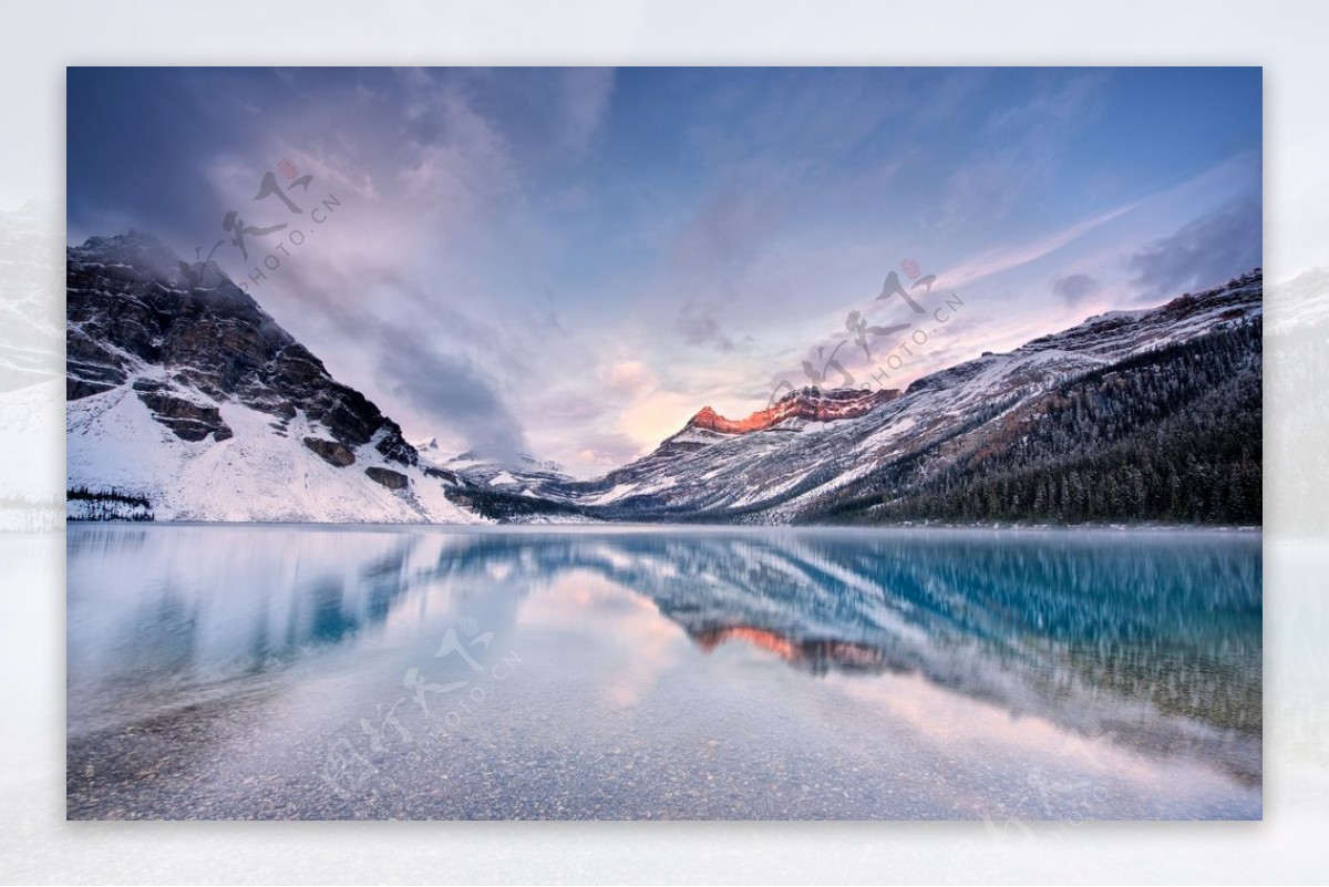 高山湖水雪景