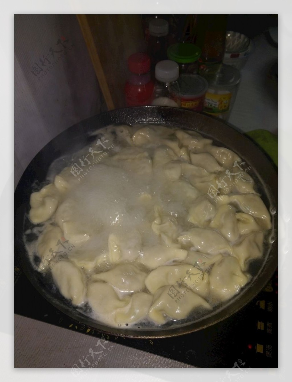锅里沸腾的饺子