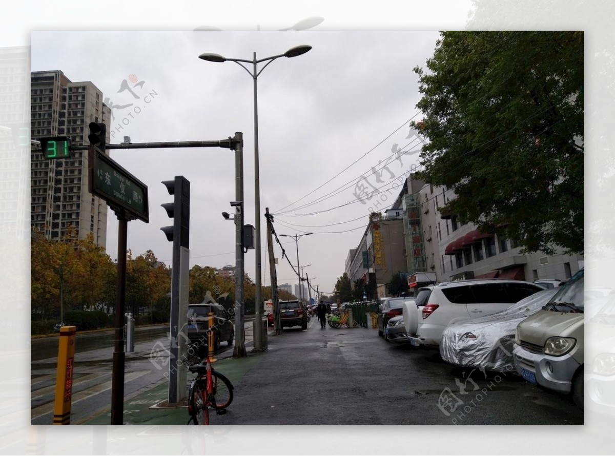 雨天的城市街道