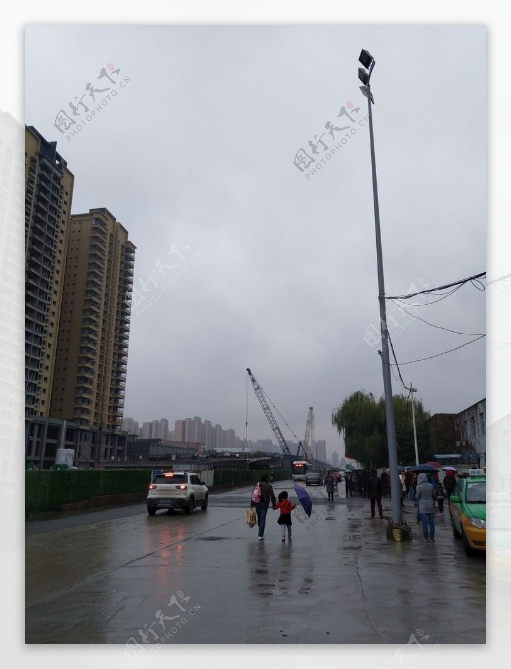 雨天的城市道路