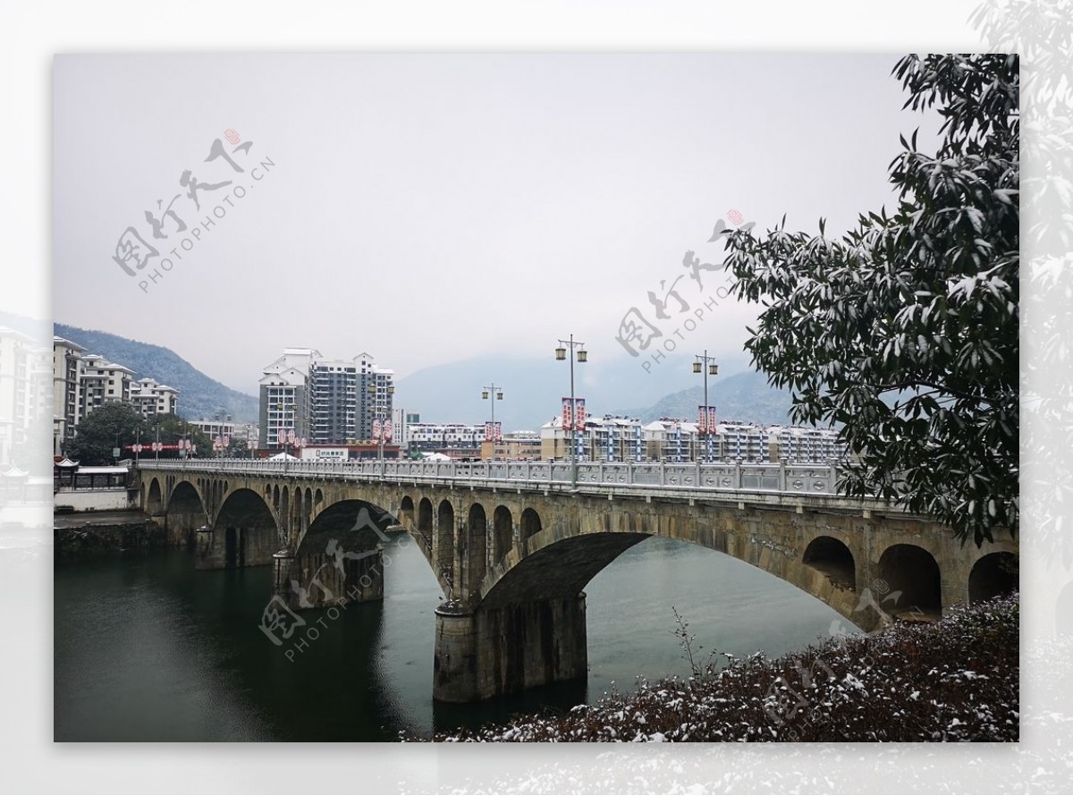 大桥雪景