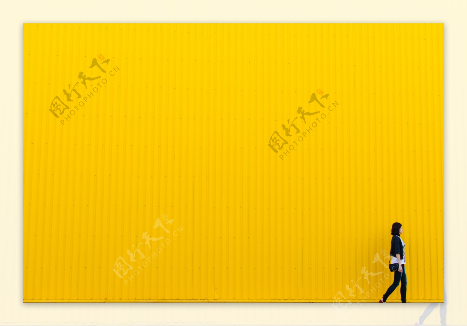 美女黄色广告墙背景