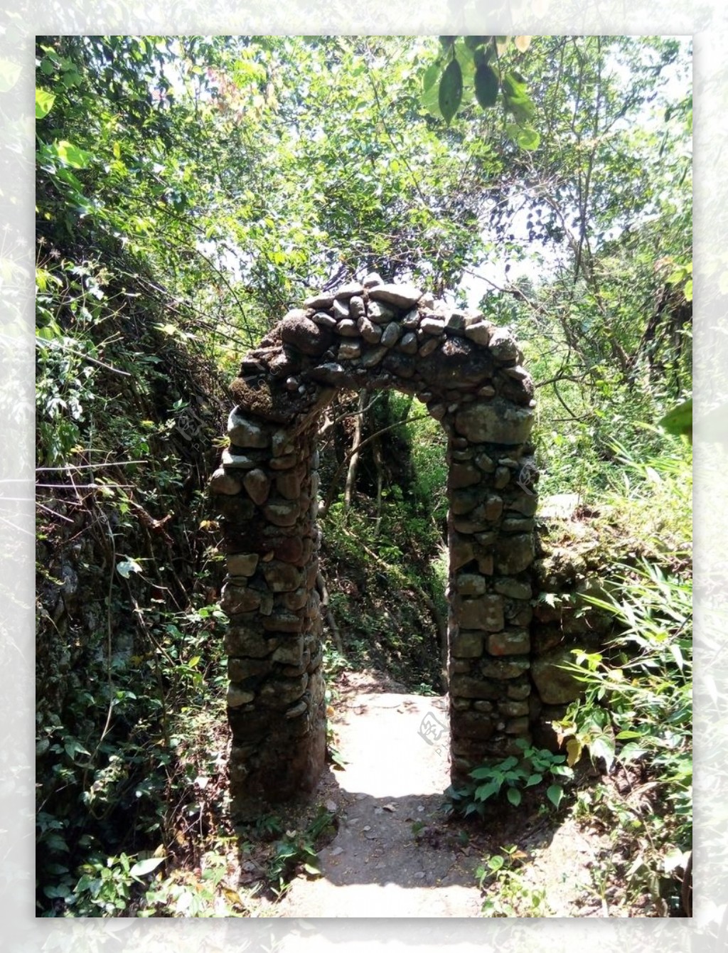 霍山登山道的石拱门