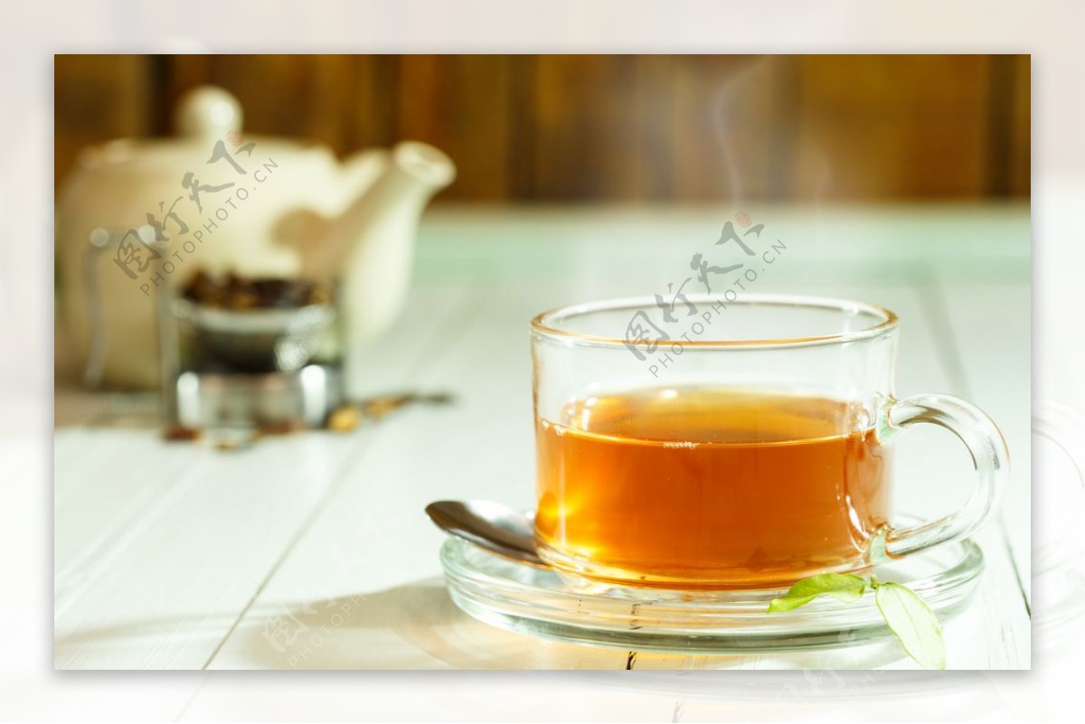 茶壶茶叶与冒着热气的茶水