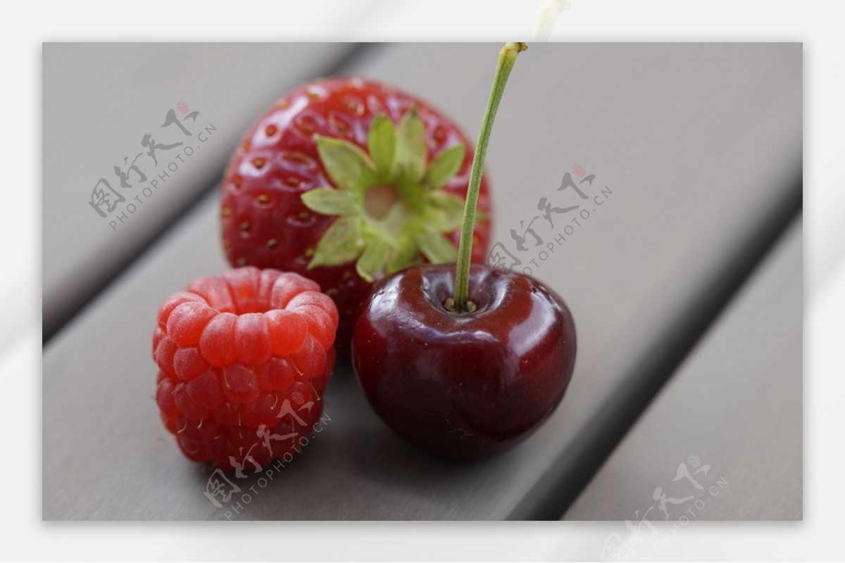 草莓树莓樱桃