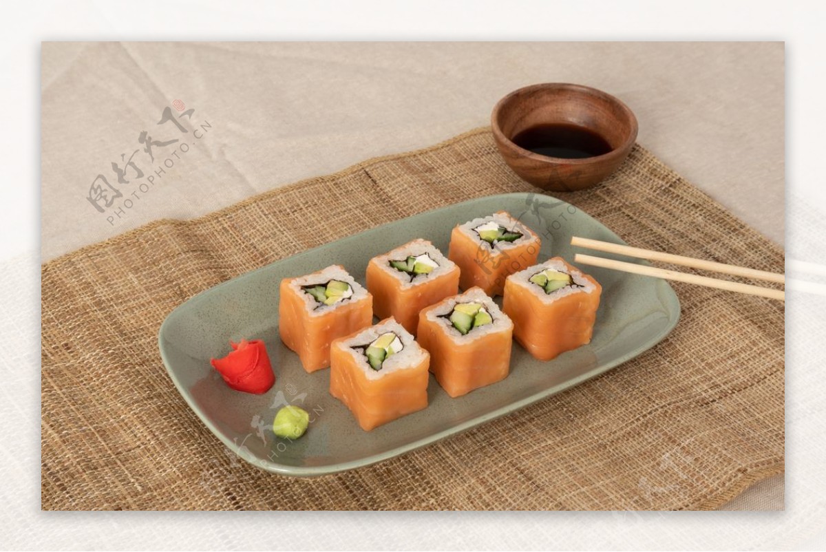 精致的三纹鱼寿司
